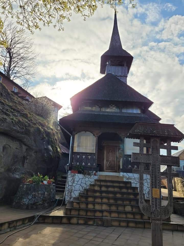 În Postul Sfinților Petru și Pavel, în zilele de luni, miercuri și vineri consumăm hrană fără ulei, marți și joi avem dezlegare la hrana gătită cu untdelemn, iar sâmbăta și duminica se mănâncă pește.