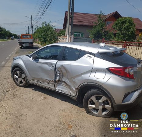 O șoferiță a ajuns cu mașina într-un cap de pod după ce a intrat în coliziune cu o mașină staționată