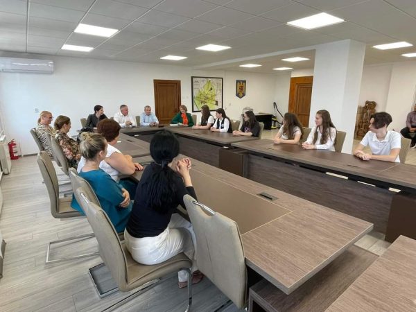 Elevii de 10, ai orașului Găești, au fost premiați de către primarul Gheorghe Grigore