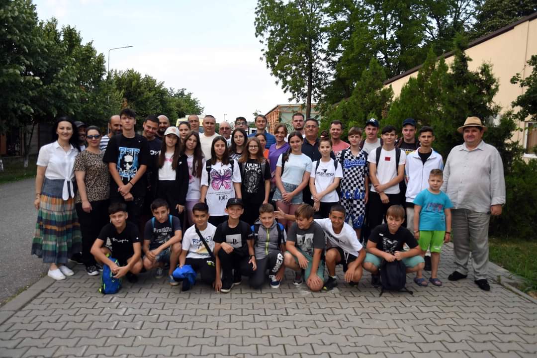  În urma activităților sportive desfășurate pe data de 1 iunie 2023, echipele câștigătoare la fotbal elevi și volei elevi au fost răsplătite 
