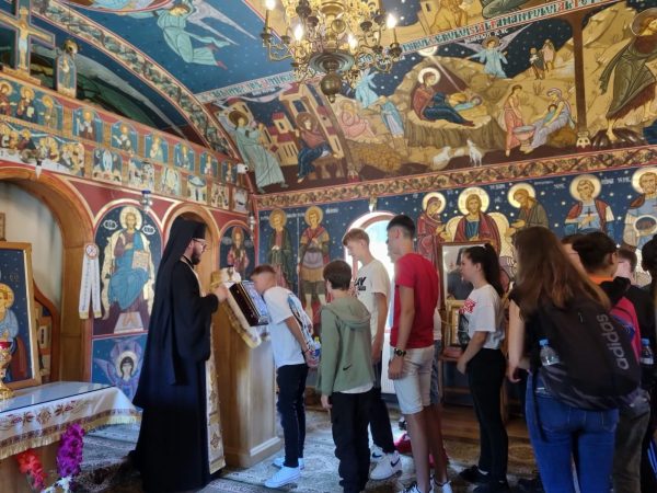 La Mânăstirea Peștera Ialomiței, două tabere pentru tineri merituoși