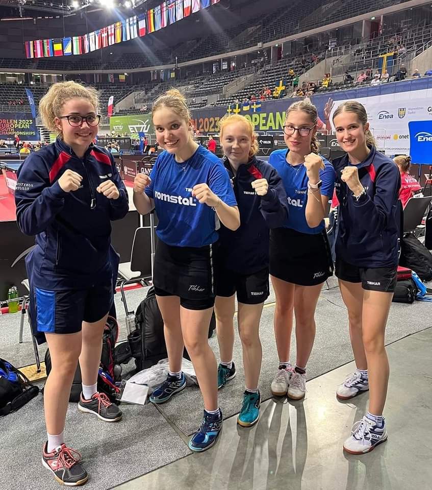 Aur pentru echipa feminină U19, formată din Elena Zaharia, Ioana Sîngeorzan, Bianca Mei-Roșu, Evelyn Ungvari, Adela Struna, antrenori Elena Sebe și Alexandru Dincă; scor cu Germania 3-2.