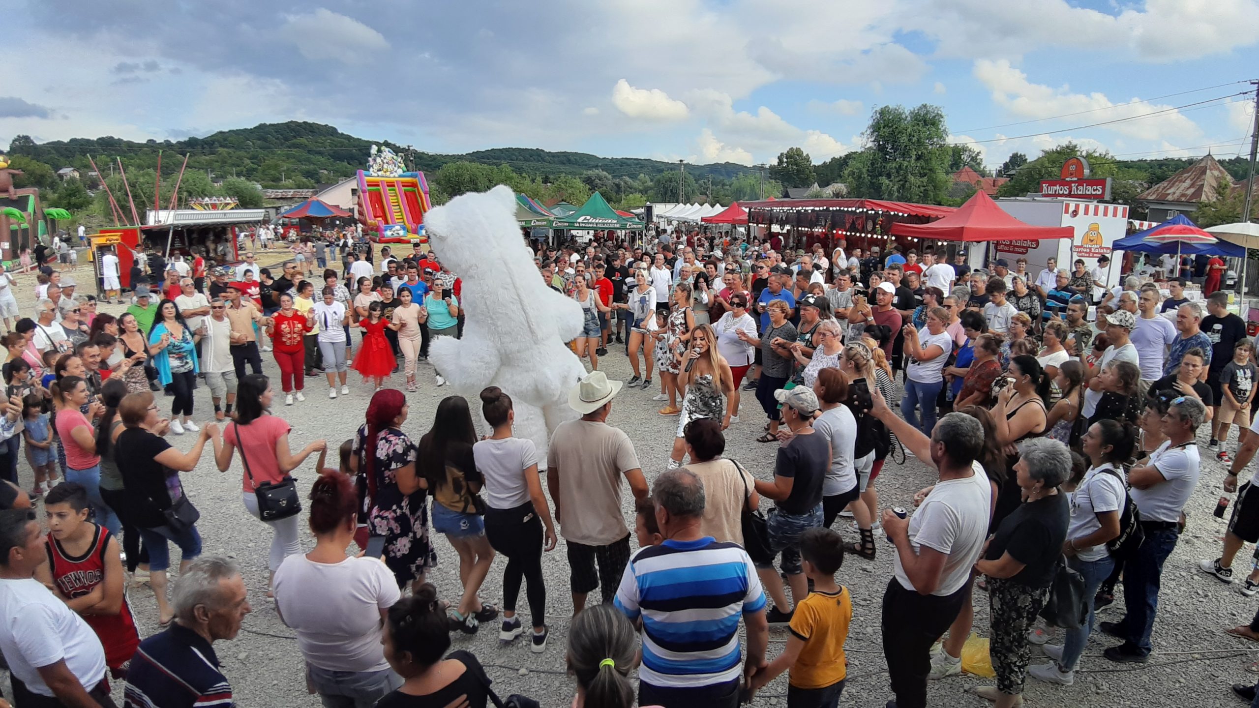 Primăria și Consiliul Local Răzvad au oferit comunității o sărbătoare cu adevărat memorabilă   "Sbor la Gorgota" , toată suflarea comunei 