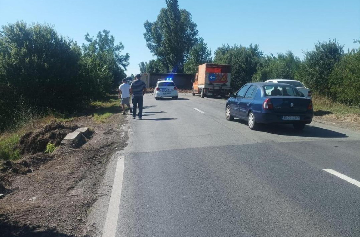 Un autocamion încărcat cu pietriș s-a răsturnat pe DN 1A București – Ploiești, în zona localității dâmbovițene Crevedia