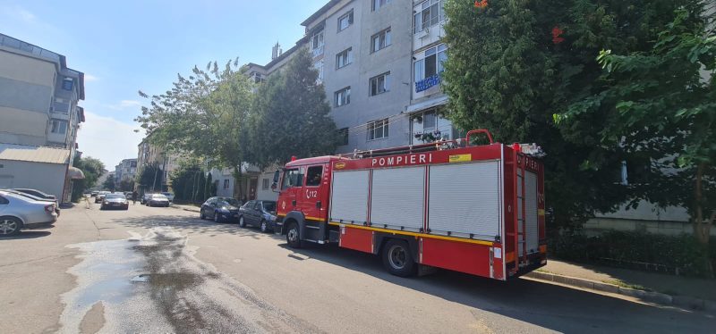 Alertă într-un bloc din Găești: Un apartament a fost cuprins de flăcări