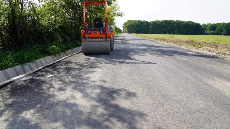 Se lucrează la asfaltarea drumurilor locale din Șotânga, investiții prin PJDL și Anghel Saligny