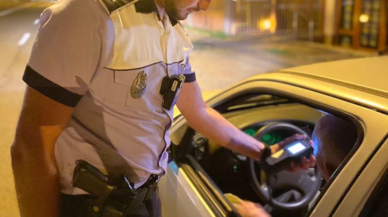Un bărbat mort de beat la volanul unui autoturism, polițiștii l-au oprit la timp