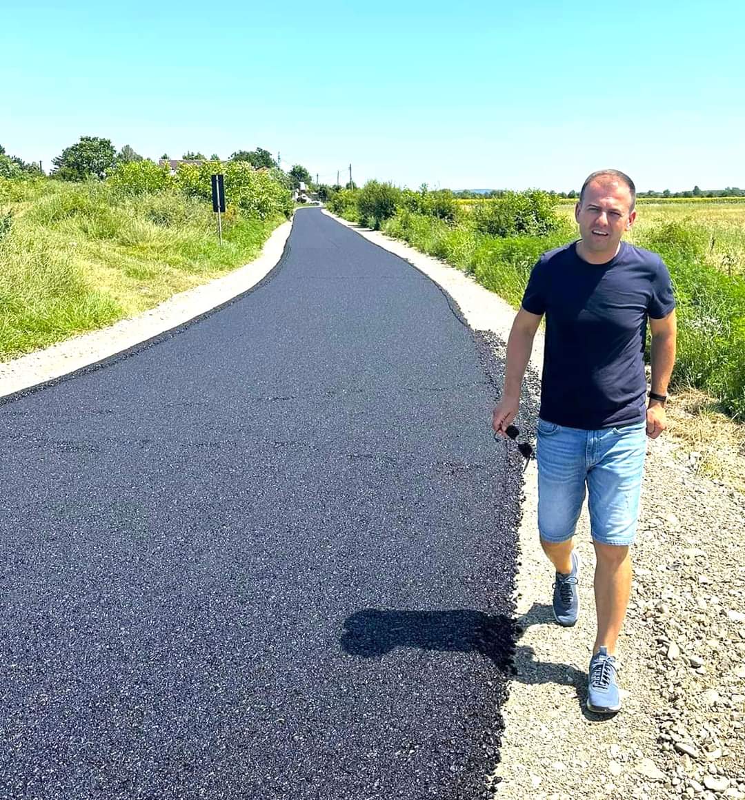 Sportul rege își face loc pe lista obiectivelor investiționale ale unor primării din județ,  terenurile de fotbal tind să devină o etichetă a localităților. 
