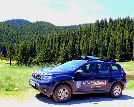 Jandarmii asigură liniştea participanţilor la „Festivalul Peștera – Padina”