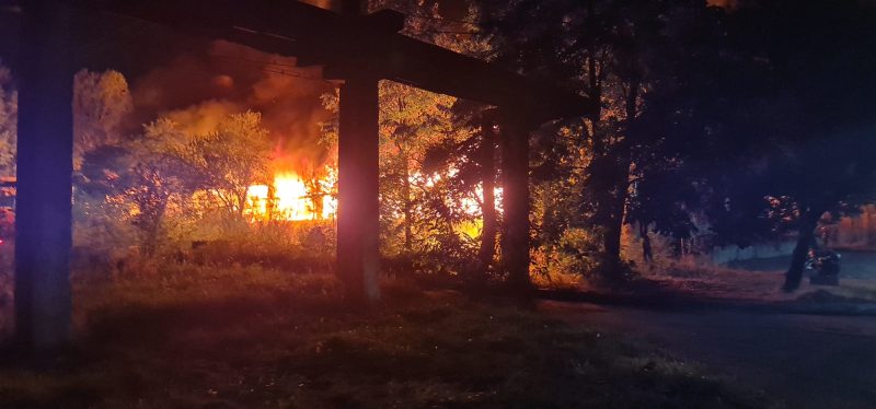 La un pas de o altă tragedie, sâmbătă seară, un incendiu puternic a izbucnit lângă Fabrica de Armament din Dragomirești
