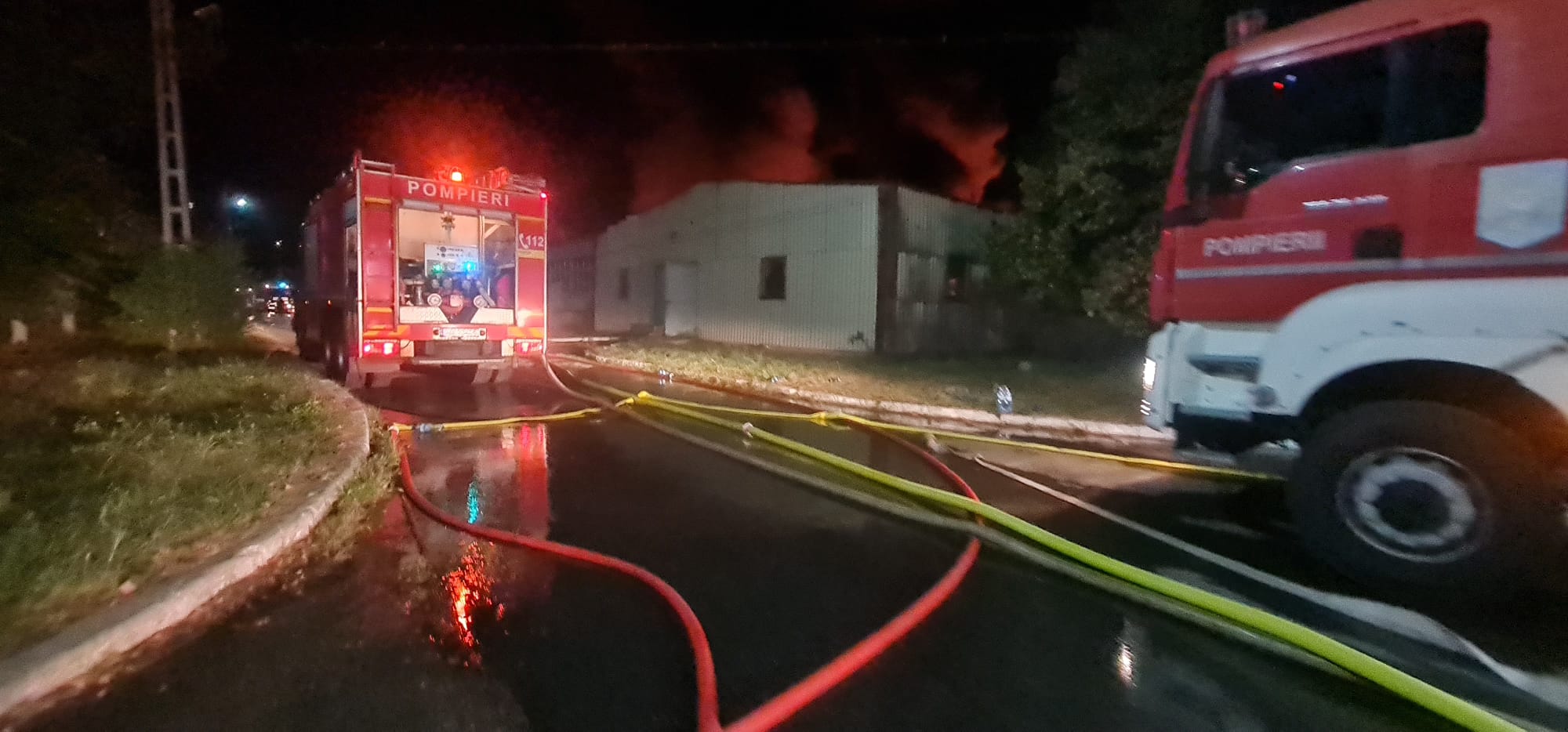 La un pas de o altă tragedie, sâmbătă seară, un incendiu puternic a izbucnit  lângă Fabrica de Armament  din Dragomirești, flăcările au cuprins  un depozit de mase plastice.