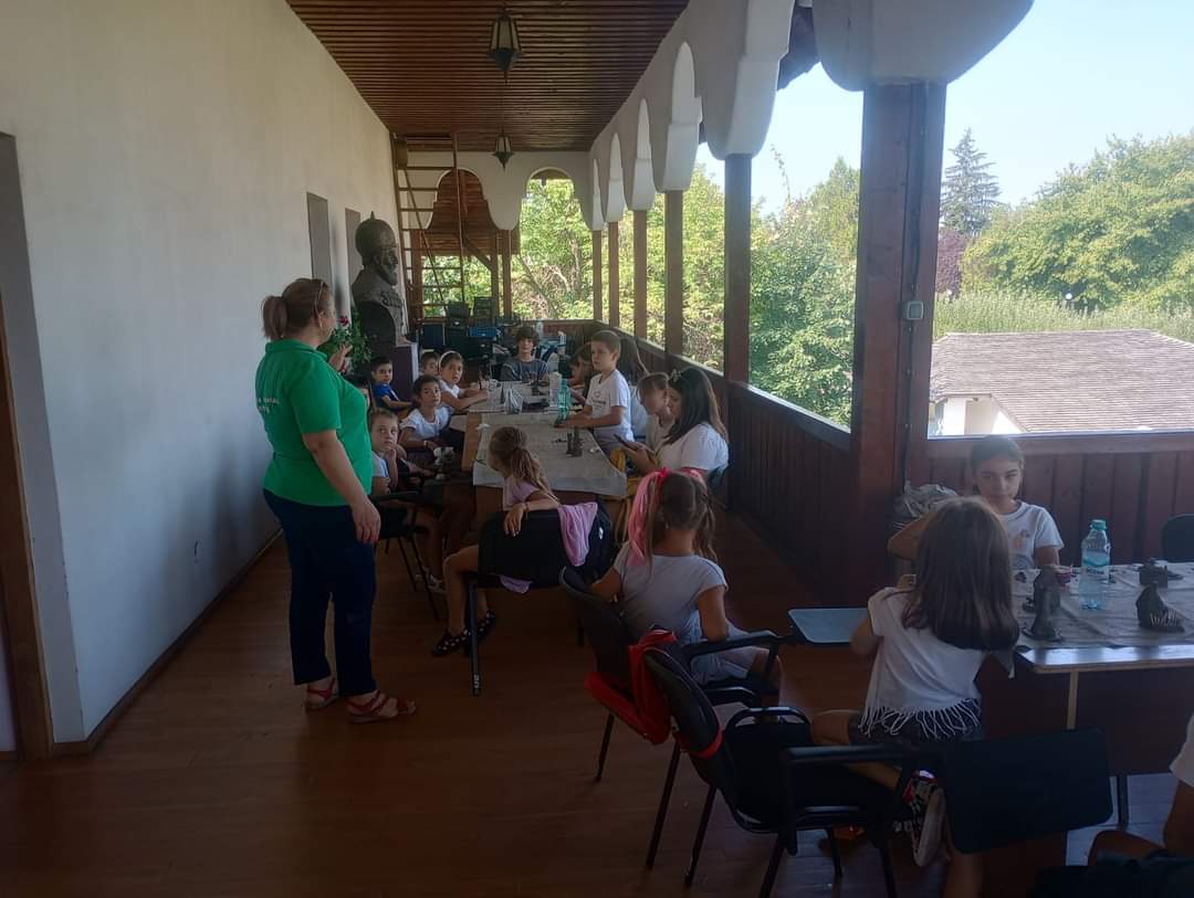 Într-un cadru încărcat de istorie, copiii participanți la programul educational "Vacanță la Muzeu", au beneficiat de o activitate