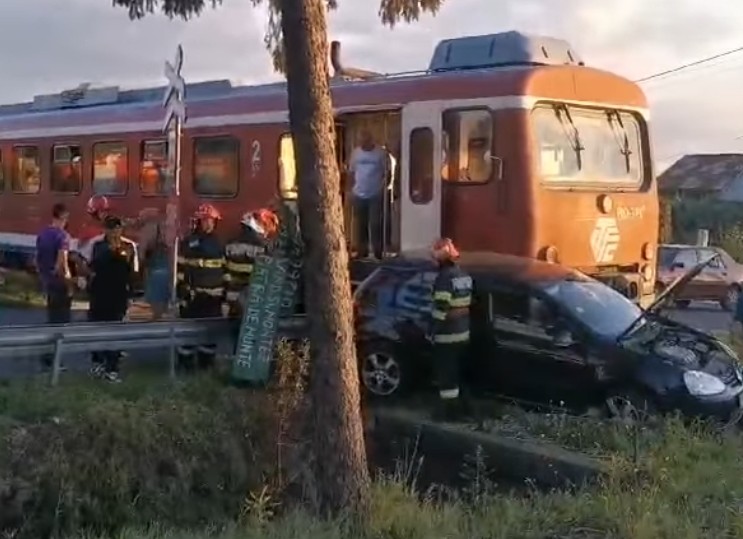 La un pas de tragedie: un tren a lovit un autoturism în zona trecerii la nivel cu calea ferată, în seara zilei de 5 septembrie a.c., polițiștii din cadrul Secției nr. 1 Poliție Rurală