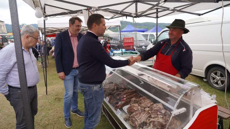 Președintele CJ Dâmbovița, Corneliu Ștefan a stat de vorbă cu producătorii locali la Răvășitul Oilor de la Runcu