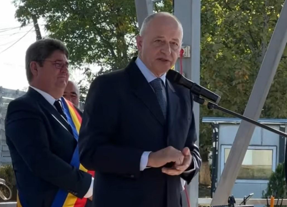 Secretarul general adjunct al NATO, Mircea Geoana a participat la deschiderea anului școlar În orașul Răcari , oficialul a socializat cu cei mici.