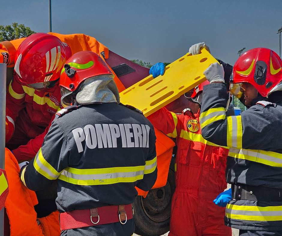 ISU Dâmbovița, în straie de sărbătoare, 13 septembrie 2023, când se împlinesc 175 de ani în care pompierii militari români își duc misiunile în slujba semenilor, sub deviza "Curaj și Devotament".