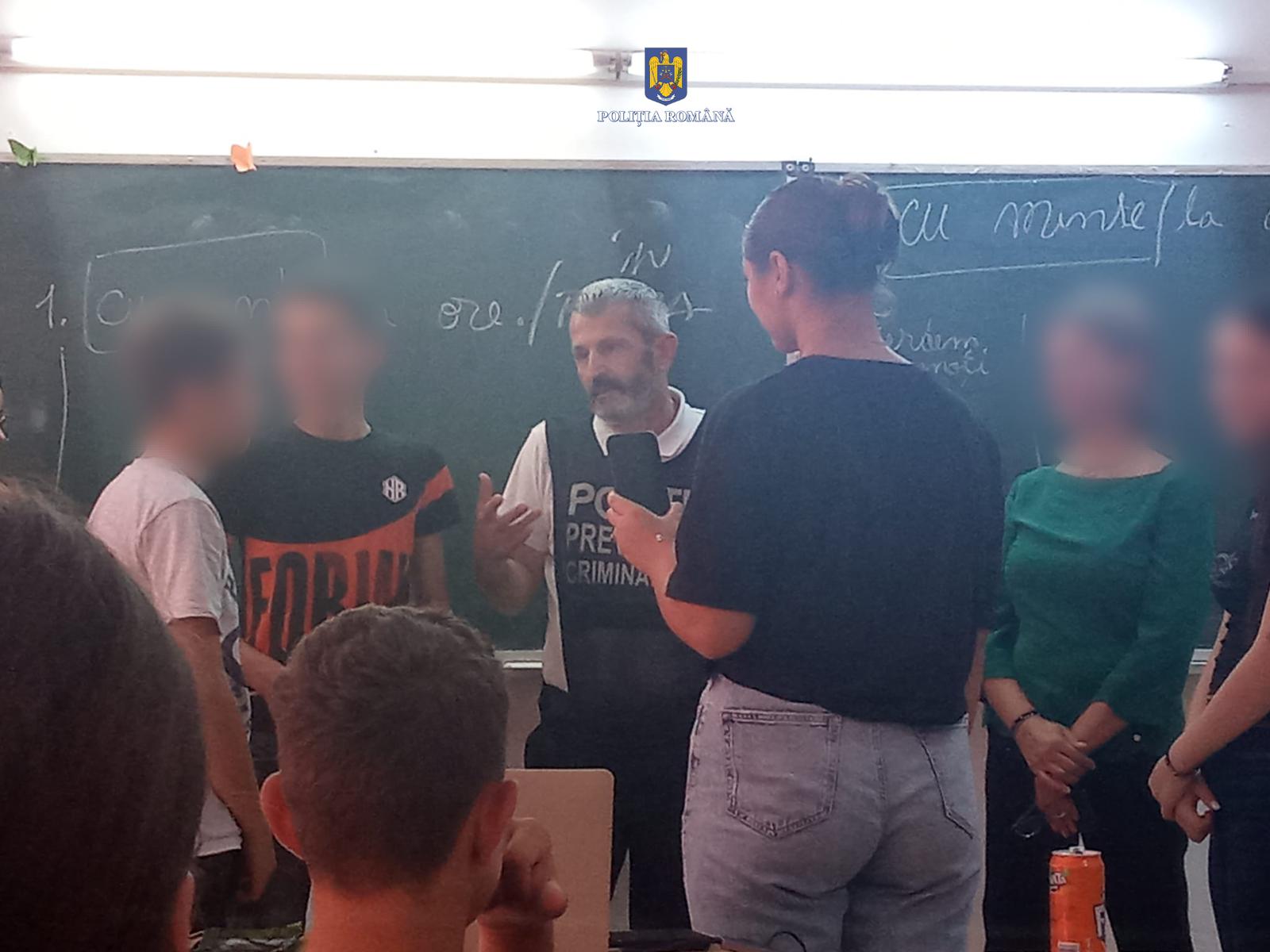 Polițiștii din cadrul Compartimentului de Analiză și Prevenire a Criminalității au desfășurat activități informativ-preventive la Școala Gimnazială Pietrari