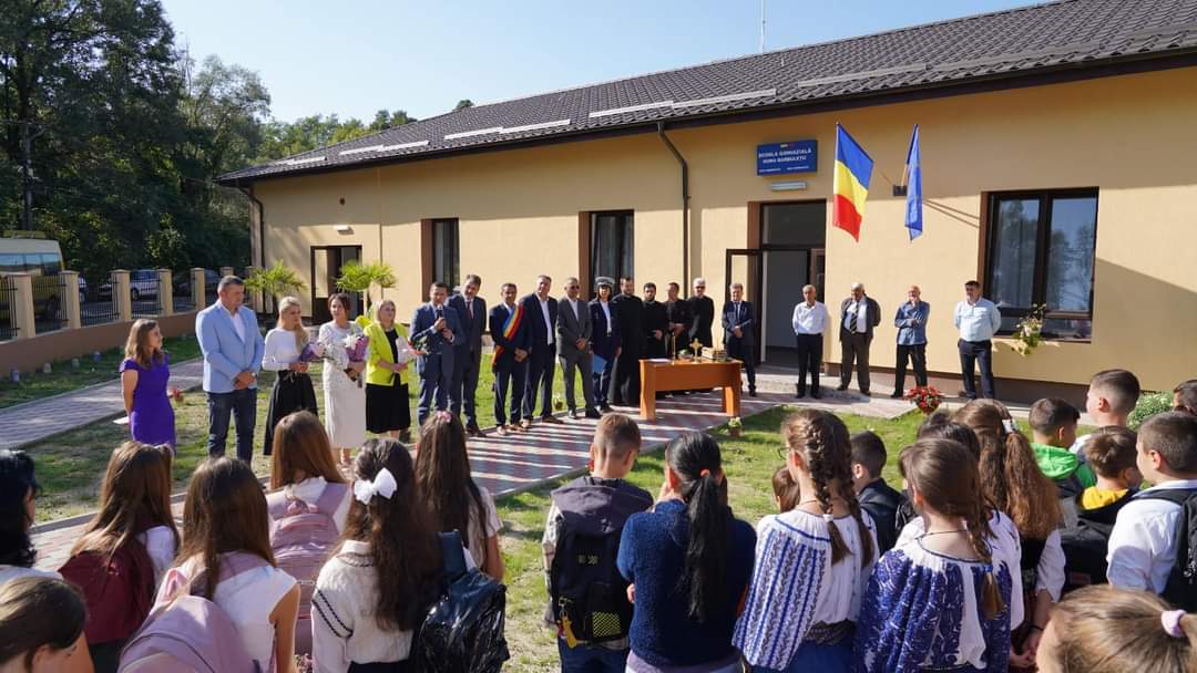 Școala Gimnazială Gura Bărbulețului a fost renovată cu finanțate prin PNDL iar în prima zi a noului an școlar și-a deschis porțil.