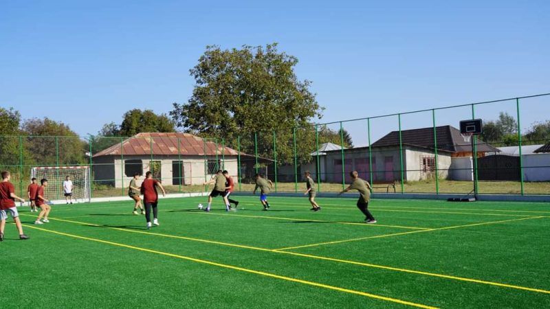 Sport și Educație în Comuna I.L.Caragiale: Un Teren Multifuncțional și Investiții în Școli