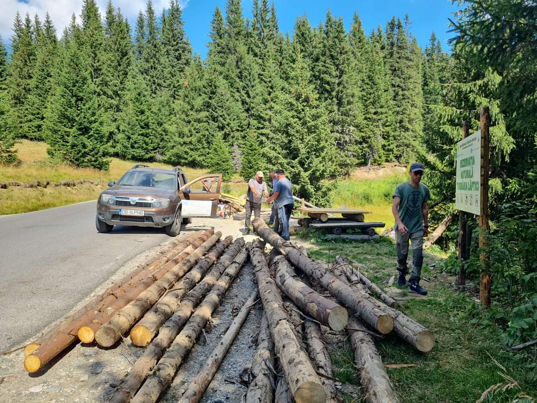 Traseul tematic al Turbăriei Lăptici este din nou accesibil, după mai multe zile de reparații. Degradarea lui este inevitabilă, datorată în special intemperiilor. 