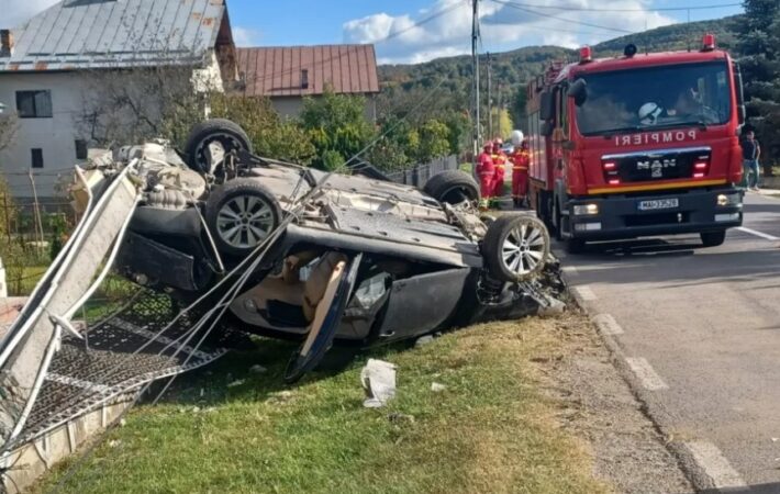 S-a izbit cu mașina de un stâlp și un gard pe DN 72A, în Malu cu Flori