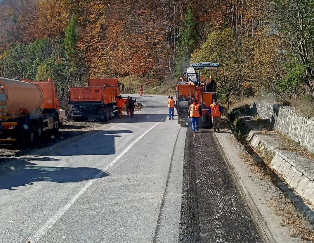 Vremea bună  a permis  demararea de urgență a lucrărilor de reparații asfaltice pe  DN 71- Cota 1000, județul Dâmbovița.