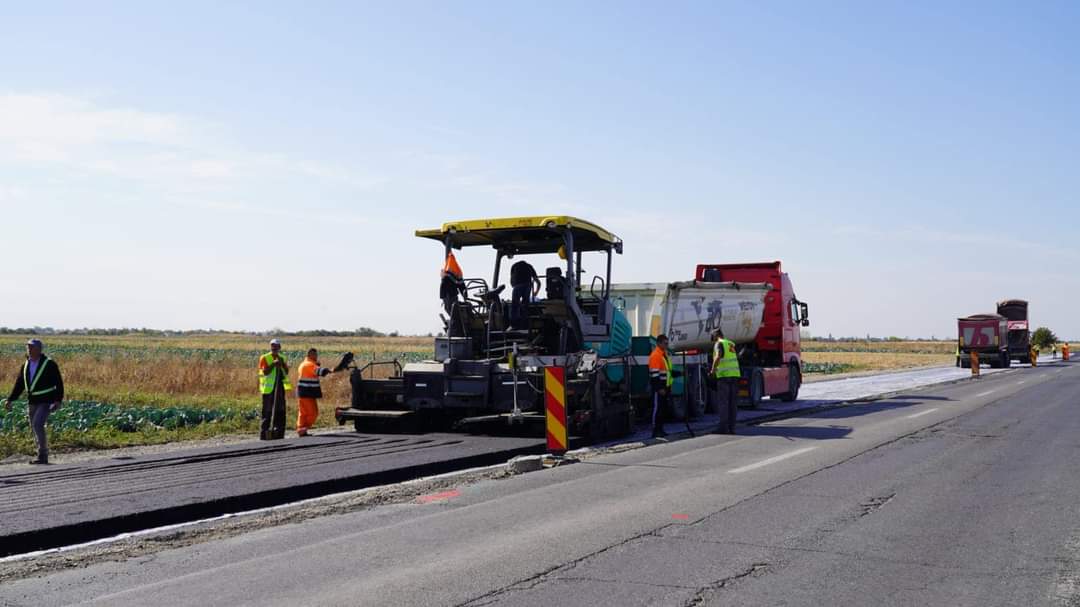 CJ Dâmbovița a anunțat  că al fost turnată prima porțiune de asfalt din proiectul de lărgire la 4 benzi a DN7 Bâldana-Titu. Valoarea totală 