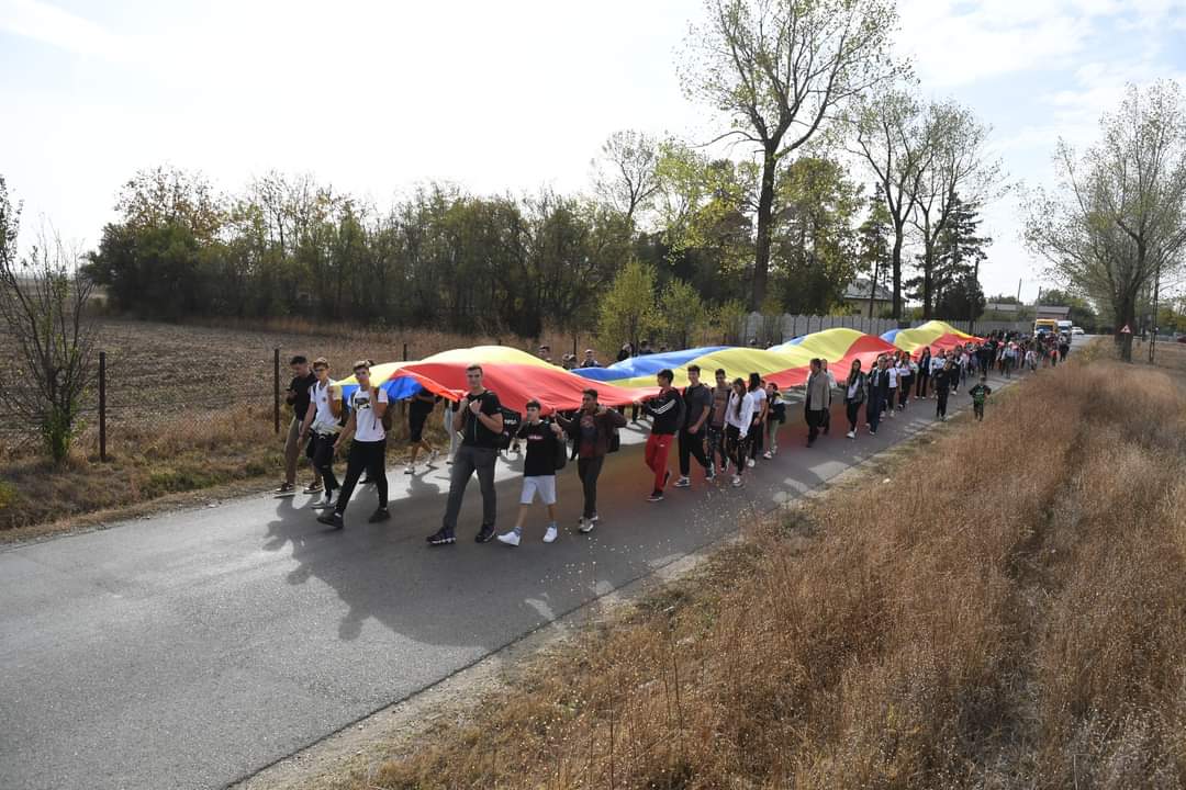 La Răcari, de Ziua Armatei României a avut  loc Marșul tricolor pe traseul Parlamentul Ghimpățean -  Trioița Parașutiștilor  din Pădurea Parașutiștilor