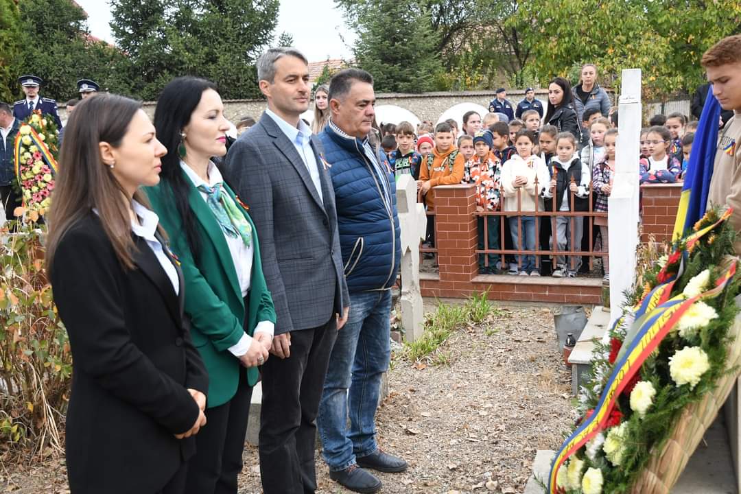 La Răcari, de Ziua Armatei României a avut  loc Marșul tricolor pe traseul Parlamentul Ghimpățean -  Trioița Parașutiștilor  din Pădurea Parașutiștilor