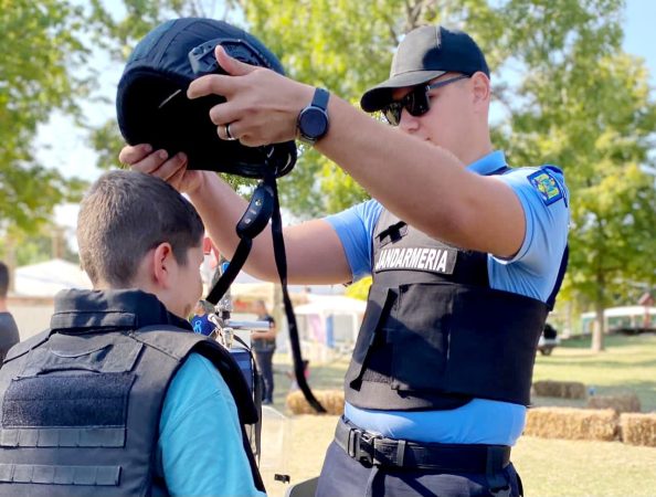 Jandarmii dâmbovițeni au fost alături de elevii din “Tabăra Veteranilor”