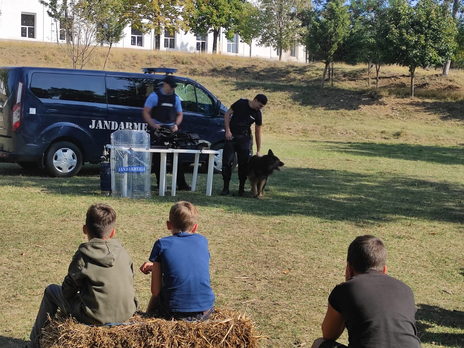 Jandarmii dâmbovițeni au răspuns invitației Asociației Militarilor Veterani și Veteranilor cu Dizabilități (AMVVD) și au participat