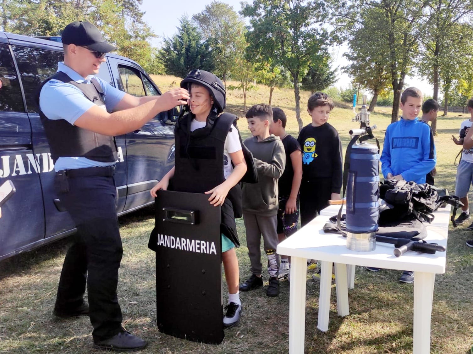 Jandarmii dâmbovițeni au răspuns invitației Asociației Militarilor Veterani și Veteranilor cu Dizabilități (AMVVD) și au participat