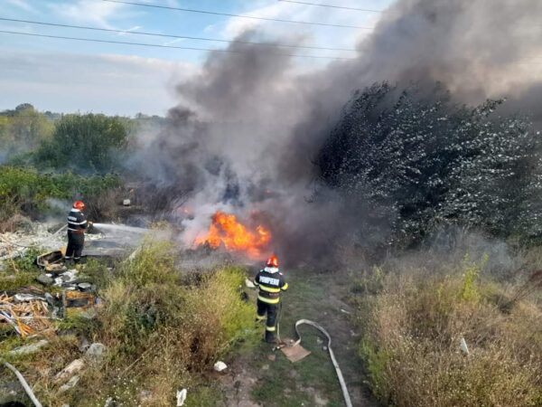 Arde tot județ Dâmbovița, incendiile de vegetație fac prăpăd