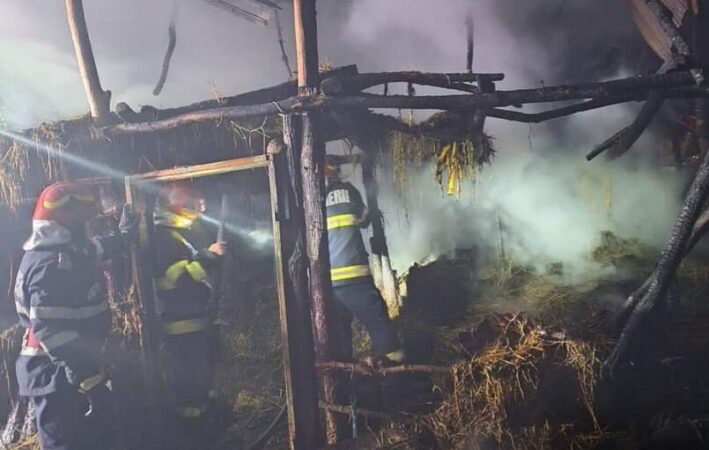 Flăcările au mistuit o anexă  anexă gospodarească în comuna Răscăieți