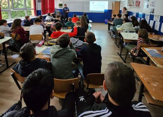 În școlile și liceele dâmbovițene se desfășoară o amplă campanie de prevenire a faptelor de port sau folosire fără drept de obiecte periculoase
