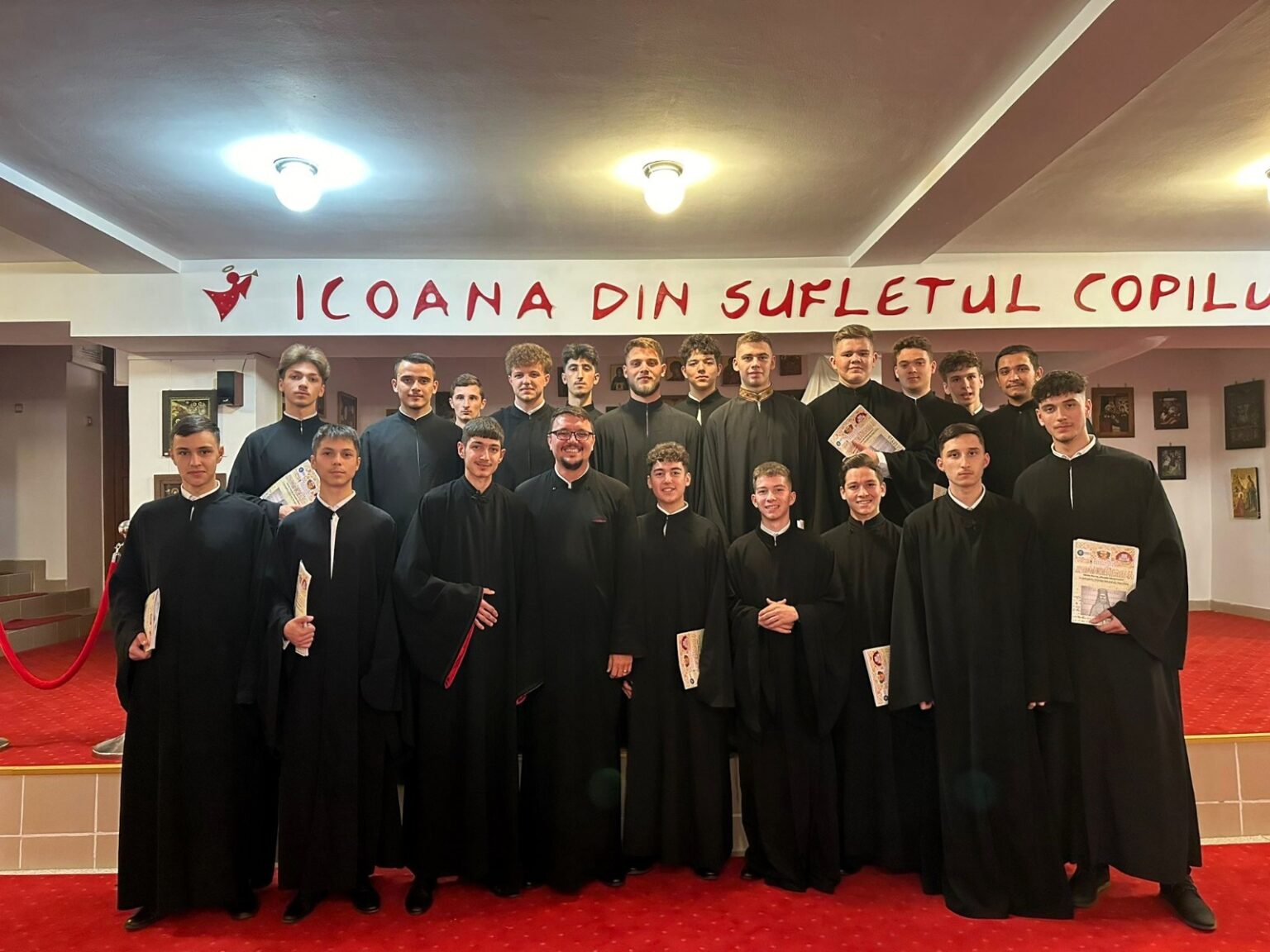 Grupul plastic „Macarie Ieromonahul” al Seminarului Teologic  „Sf. Ioan Gură de Aur” din Târgoviște a participat la etapa mitropolitană a Festivalului Concurs „Lăudați pe Domnul”