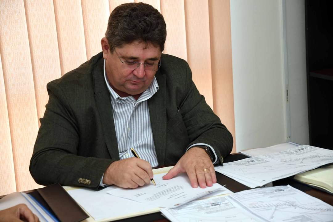 Încep lucrările la proiectul de modernizare și gestionare inteligentă a sistemului de iluminat public în Răcari, primarul Marius Caraveţeanu a semnat Ordinul de începere.
