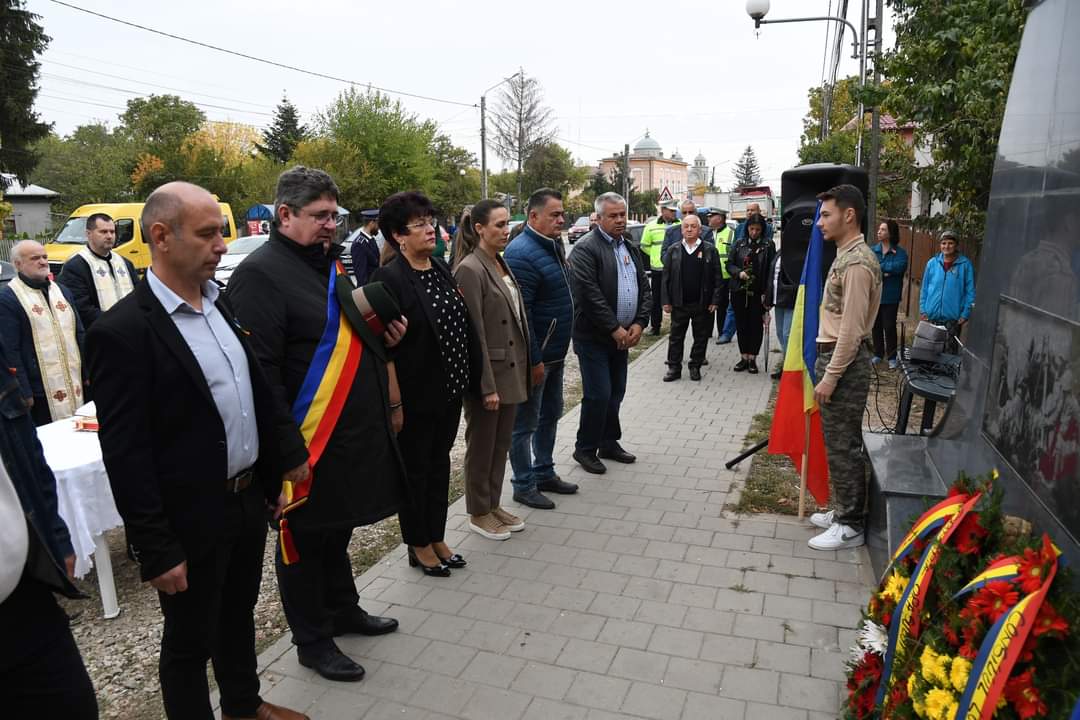 La Răcari, de Ziua Armatei României a avut  loc Marșul tricolor pe traseul Parlamentul Ghimpățean -  Trioița Parașutiștilor  din Pădurea Parașutiștilor