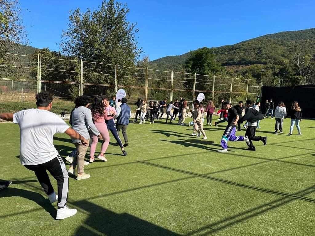 Sute de copii și tineri, cu vârste de peste 14 ani, din cadrul serviciilor sociale de tip rezidențial și familial ai Direcțiilor Generale de Asistență Socială