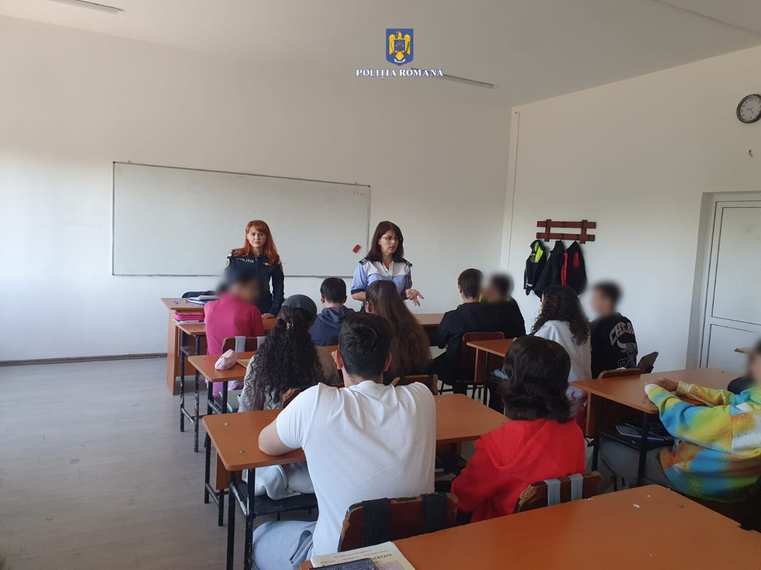 Polițiștii de la Biroul Siguranță Școlară discută cu copiii despre măsurile pe care trebuie să le adopte pentru a fi în siguranță