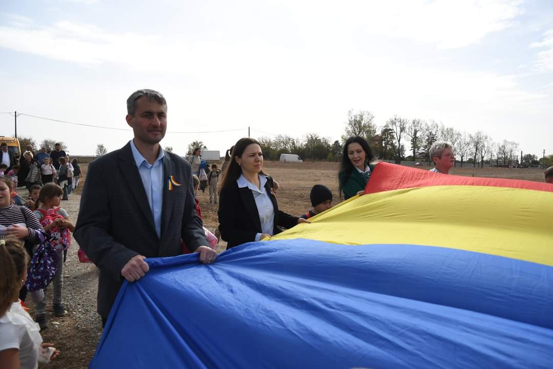 La Răcari, de Ziua Armatei României a avut  loc Marșul tricolor pe traseul Parlamentul Ghimpățean -  Trioița Parașutiștilor  din Pădurea Parașutiștilor