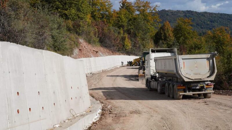 Lucrările de reabilitare și modernizare pe DJ712 A Runcu – Râu Alb,  sunt în plin proces de desfășurare