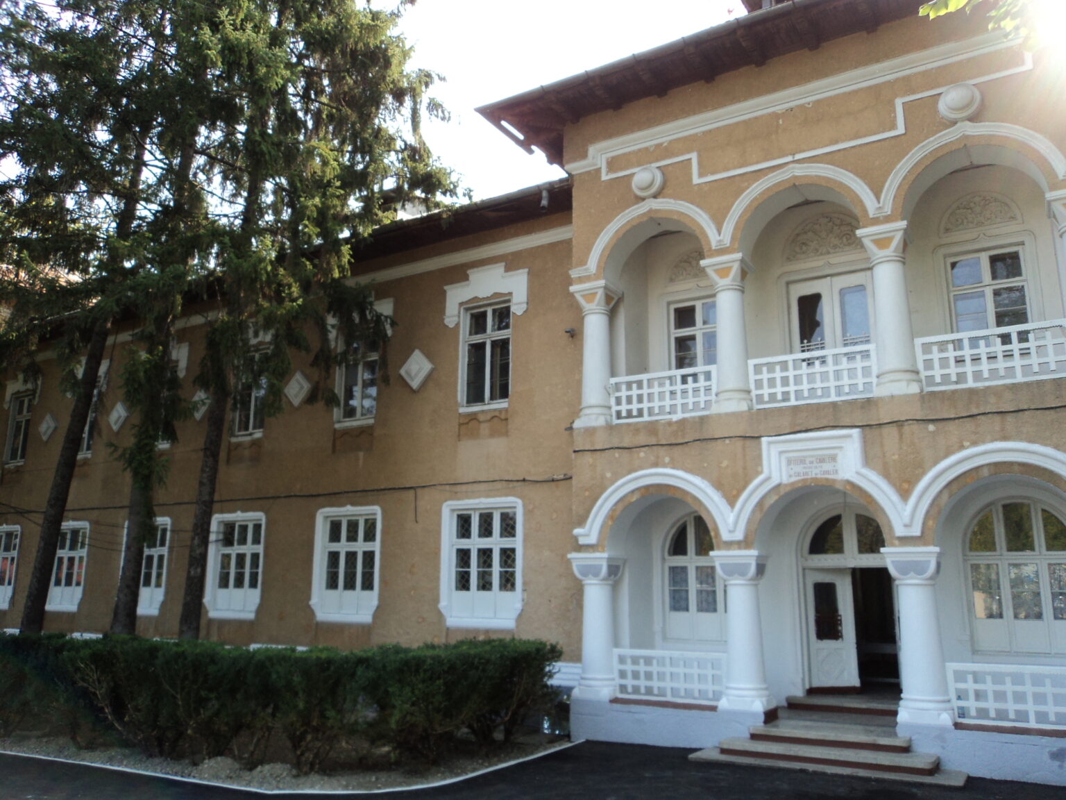 CJ Dâmbovița: Începând cu data de 1 noiembrie 2023, clădirea fostei Școli de Cavalerie din Târgoviște, se închide pentru începerea lucrărilor de restaurare a imobilului