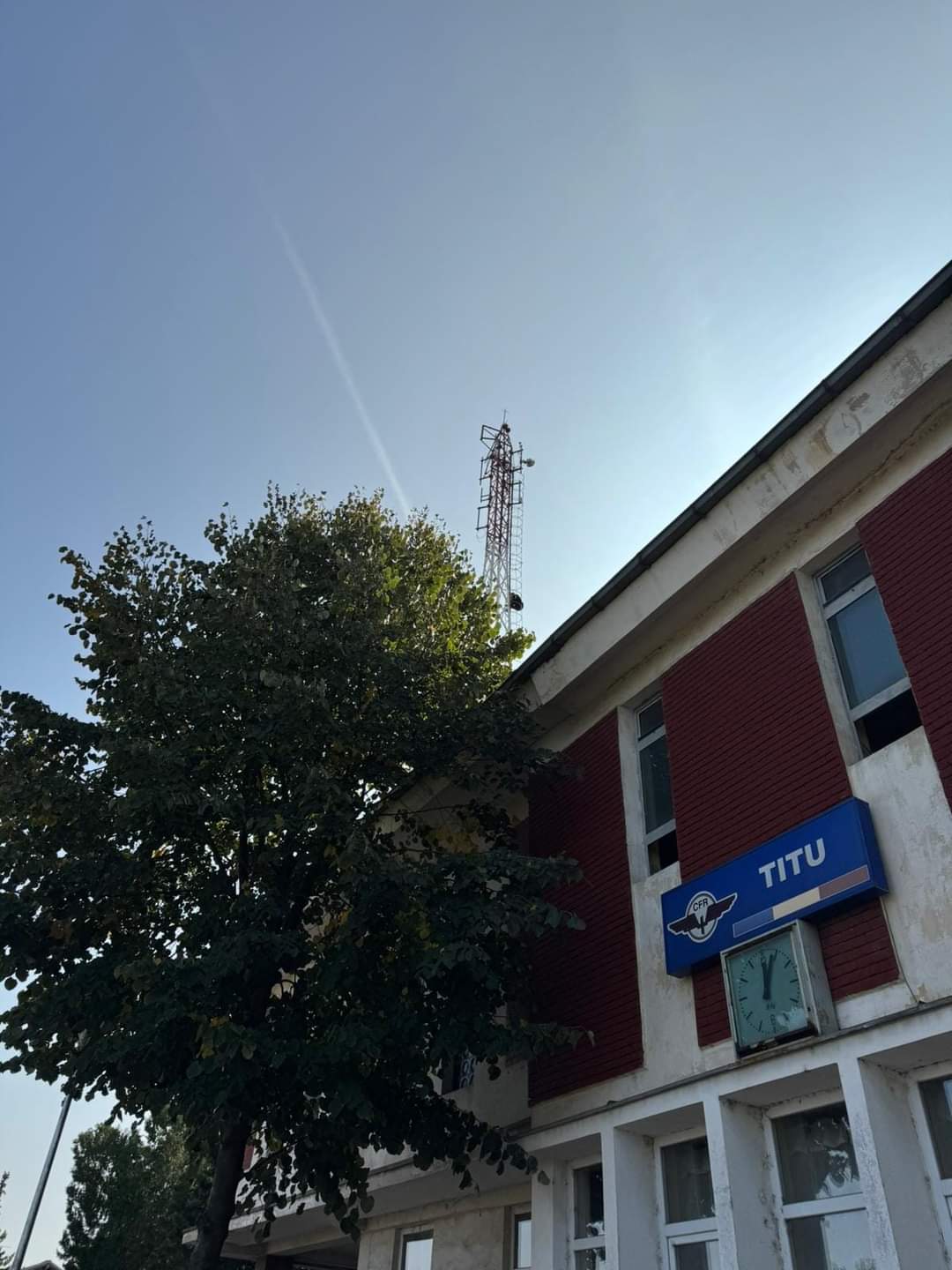 Un bărbat s-a urcat pe un stâlp de comunicații, din Gara Titu, și amenința că se aruncă, imediat alerta a fost dată la 112 iar polițiștii