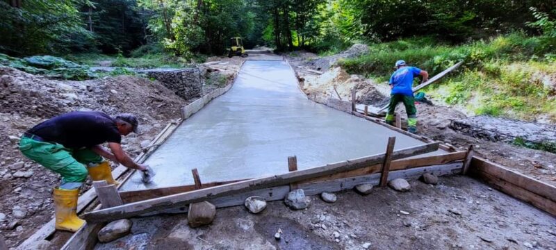 Se lucrează la reabilitarea drumului forestier Valea Glodului