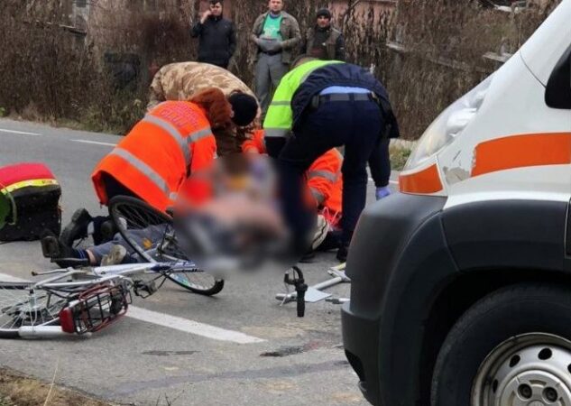 Biciclist sub influența alcoolului, acroșat de un autoturism în comuna Vișinești