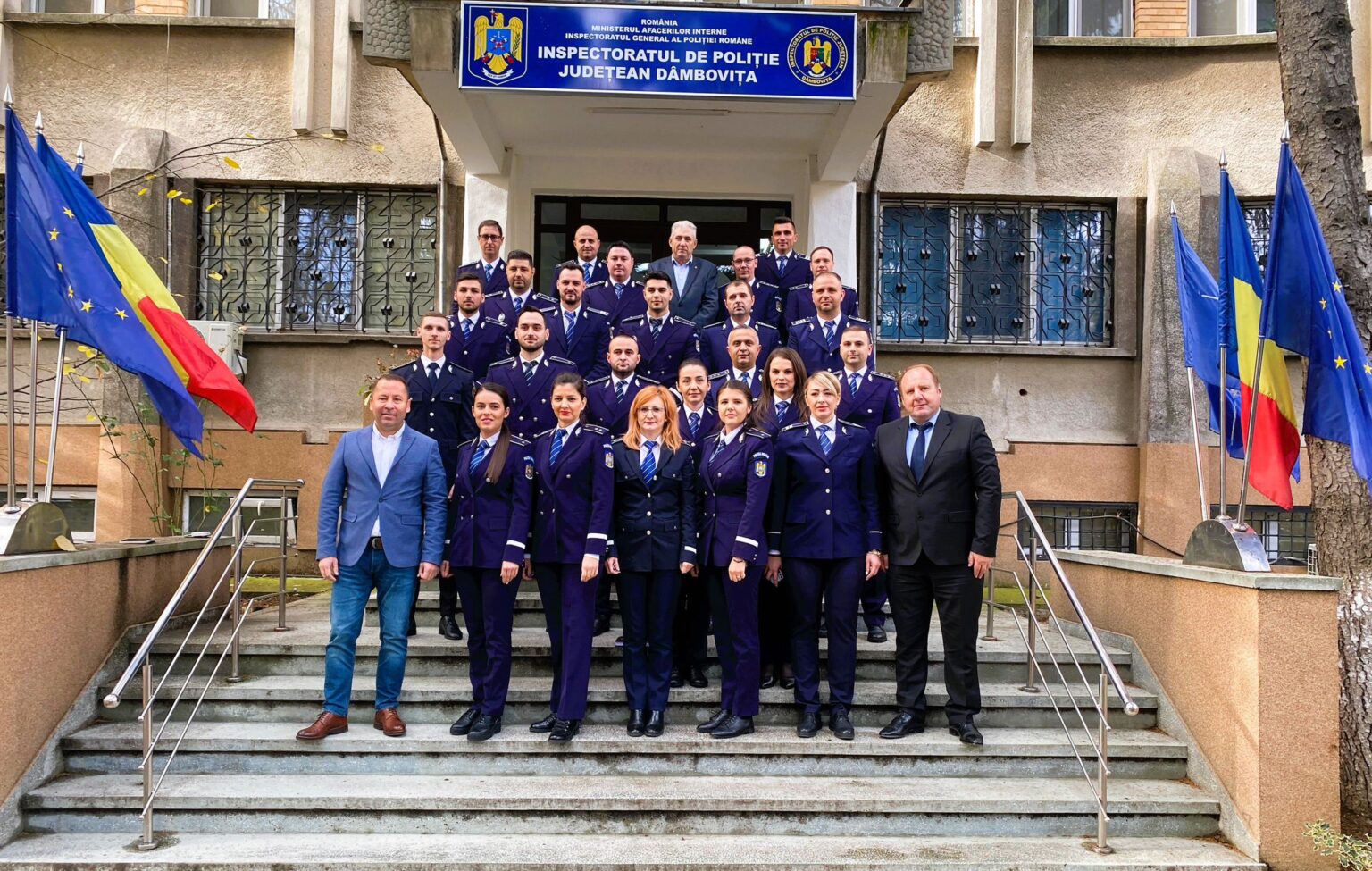 52 de polițiști din cadrul Inspectoratului de Poliţie Judeţean Dâmboviţa au fost avansaţi înainte de termen în gradul profesional următor