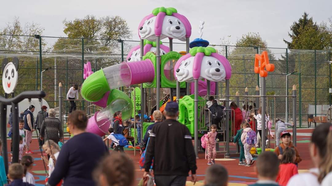 În  comuna Doicești au fost inaugurate două  investiții mult așteptate: un parc ultramodern în zona Cartier Colonie și un teren de sport multifuncțional cu suprafață sintetică.