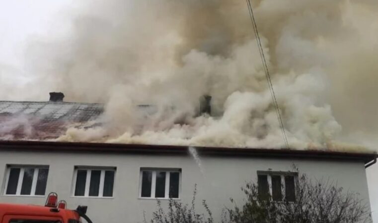Flăcările au cuprins fosta școală din comuna Pucheni