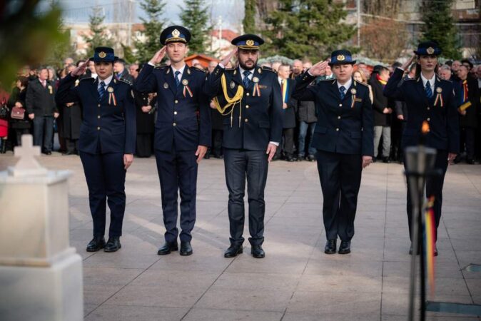 Subcomisarul de poliție penitenciară Patric Daniel Ghebaru și Penitenciarul Mioveni aduc omagiu Unirii și eroilor națiunii la cei 105 ani de la Marea Unire.